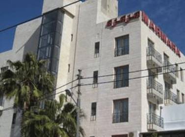 وفاة رجل إطفاء في حريق ضخم شب بفندق مرمرة (فيديو)