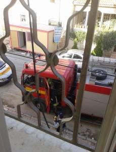 بالصور .. شاهدوا المقلب الذي قامت به قطة زرقاوية برجال الدفاع المدني ..