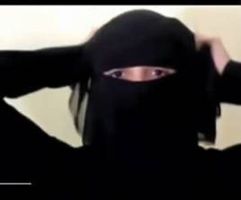 بالفيديو : منقبة تخلع كل ملابسها لطلب الحرية!!