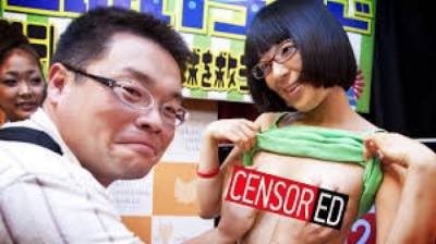 التبرعات بالطريقة اليابانى : امسك صدرها بـ 7 يورو