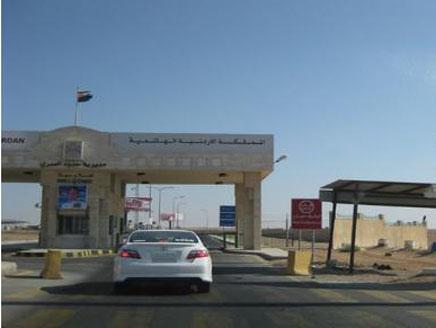 حافلة معتمرين عالقة على الحدود بعد ضبط مخدرات بحوزة معتمرة أردنية
