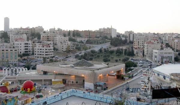 أمانة عمان تغلق مكاتب سيارات سياحية في حدائق الملك عبدالله