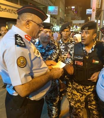 العميد جرادات يقود حملة امنية  في السوق التجاري عشية العيد .. صور