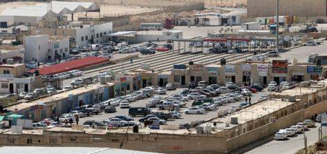 تجار المنطقة الحرة بالزرقاء يغلقون معارضهم احتجاجاً على رفع جمارك المركبات