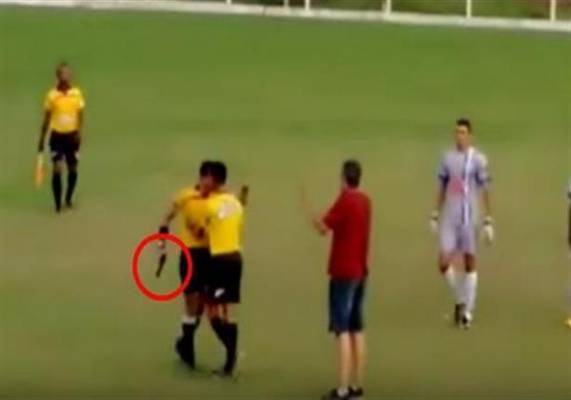 حكم سوداني يشهر مسدسه فى وجه اللاعبين أثناء المباراة