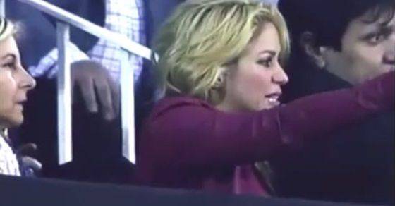 رد فعل غريب لـ شاكيرا أثناء كلاسيكو الارض  فيديو