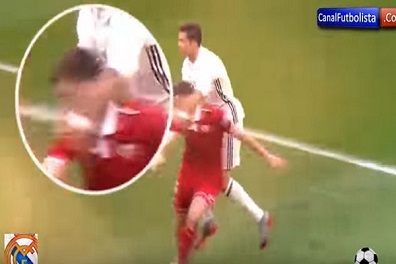 رونالدو يعتدي بالضرب على مدافع إشبيلية ويفلت من العقاب (فيديو)