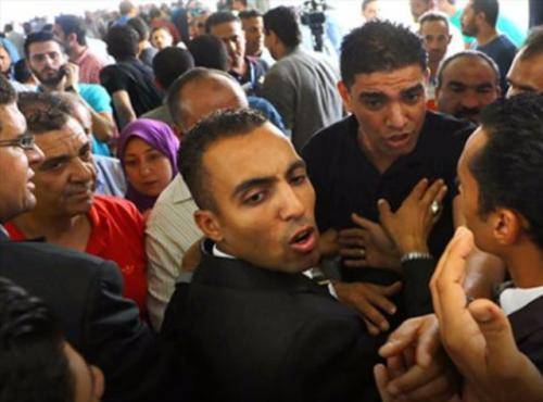 لاعبوا الفيصلي بضربون الحكم المصري بعد المباراة (فيديو)