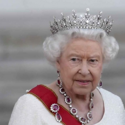 اللمس يتصدر القائمة ..8 محظورات عند مقابلة ملكة إنجلترا