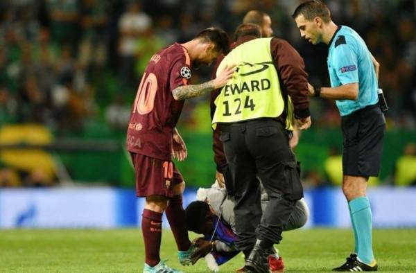 بالفيديو والصور: مشجّع يقبّل قدم ميسي…؟