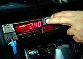 ضبط سائق تكسي يخدع الركاب  صور