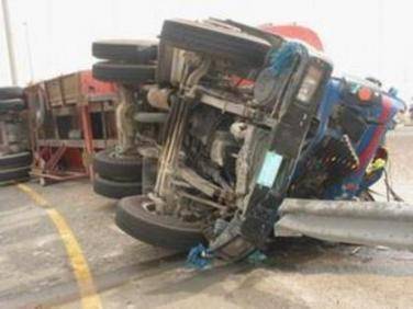 تدهور شاحنة اعلاف على الطريق الصحراوي (صورة)