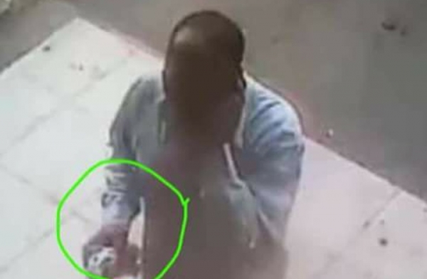 رجل يقف عاجزا أمام هجوم قط شرس (فيديو)