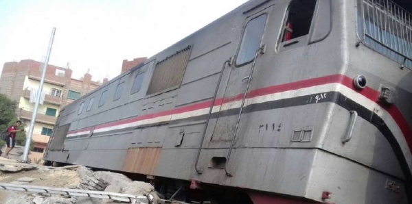 بالصور.. ركاب قطار يقفزون من النوافذ بعد خروجه عن مساره في مصر