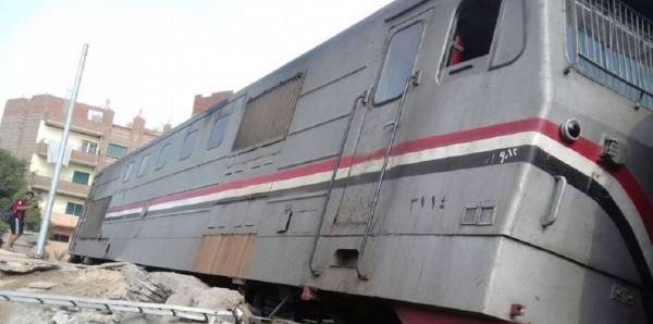 بالصور.. ركاب قطار يقفزون من النوافذ بعد خروجه عن مساره في مصر