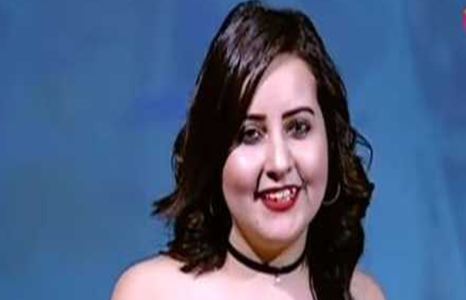 بالفيديو .. مذيعة مصرية تظهر بملابس “فاضحة” على الهواء