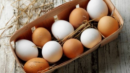 لماذا البيض البني أغلى من البيض الأبيض؟ وما الفرق بينهما؟