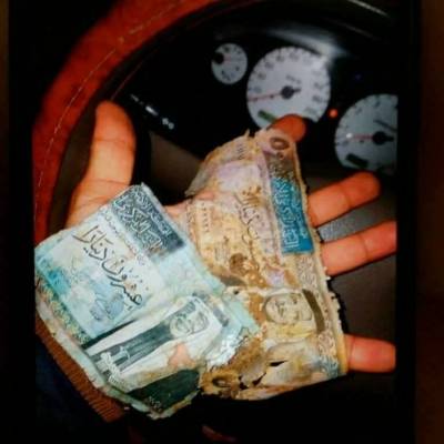 بالفيديو والصور .. مئات المواطنين بالقرب من سيل البصة بحثا عن النقود