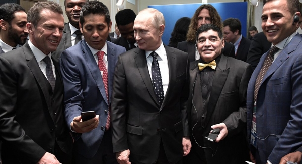 مارادونا متحدثا لبوتين: رونالدو الخجول يرغب بالتقاط صورة معك (بالفيديو)