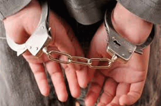 القبض مروجين ومتعاطين للمخدرات في عمان (صور)