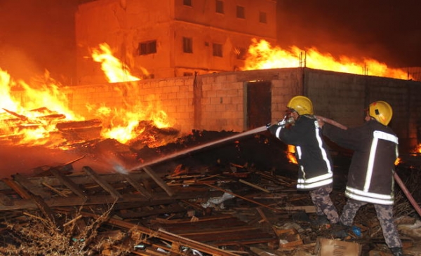 الدفاع المدني يخمد حريق محلات دهانات اثاث