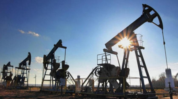النفط قرب أعلى مستوياته منذ منتصف 2015
