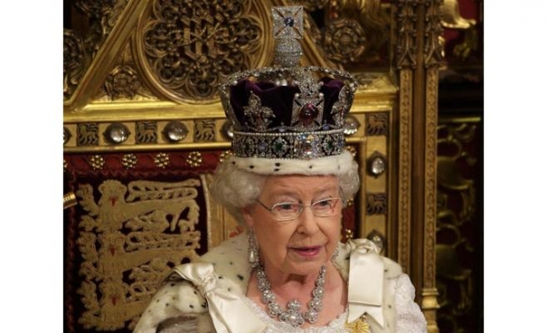 الملكة إليزابيث تشكو من ثقل التاج على رأسها