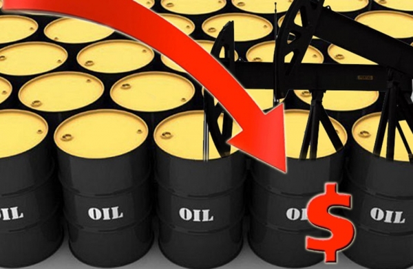 أسعار النفط تتراجع مع ارتفاع الدولار
