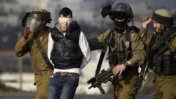 الاحتلال يعتقل 17 فلسطينيا بمداهمات بالضّفة