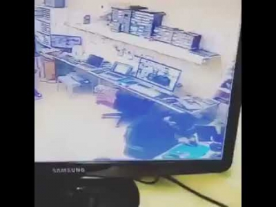 بالفيديو .. لحظة انفجار بطارية هاتف في عمان