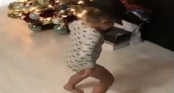بالفيديو.. طفلة الـ 3 سنوات تشعل الفيسبوك برقصة مايكل جاكسون