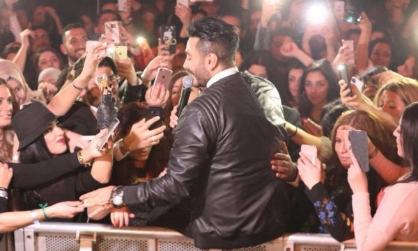 بالفيديو فتيات يقبّلن يد تامر حسني.. شاهد كيف كانت ردة فعله !
