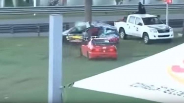 سائقة تنجو من الموت بأعجوبة بعد انشطار سيارتها إلى نصفين (فيديو)