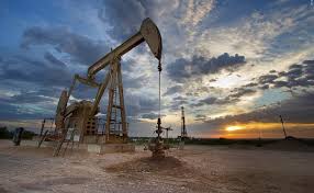النفط يهبط 2 بالمئة مع تراجع وول ستريت