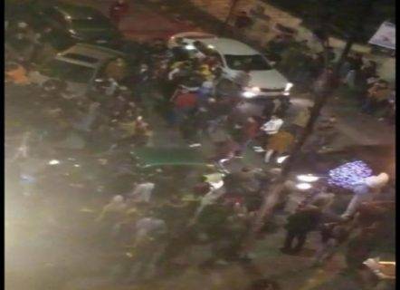 مشهد نادر في اربد: تسلق و”نتف وتقطيع″ شجرة ضخمة لأعياد الميلاد ..!!