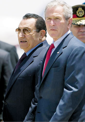 بالفيديو .. ما الجملة التي كان مبارك يستفز جورج بوش الابن بها عمدا؟