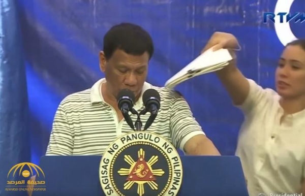 صرصور يحرج الرئيس الفلبيني  (فيديو)