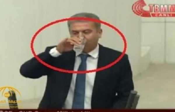 بالفيديو..نائب تركي يشرب الماء في نهار رمضان ويقول: لا نريد تركيا مسلمة