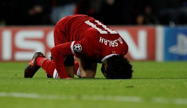 شاهد.. محمد صلاح يفترش أرضية الطائرة