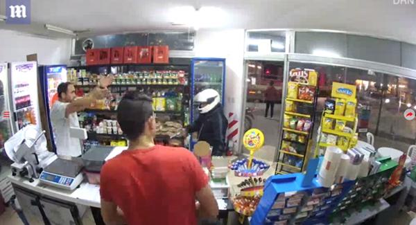 لص يطلق النار على نفسه أثناء محاولته سرقة متجر (فيديو)