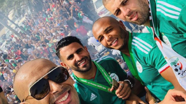 استقبال جماهيري حافل للمنتخب الجزائري بعد عودته متوجا بالكأس الإفريقية