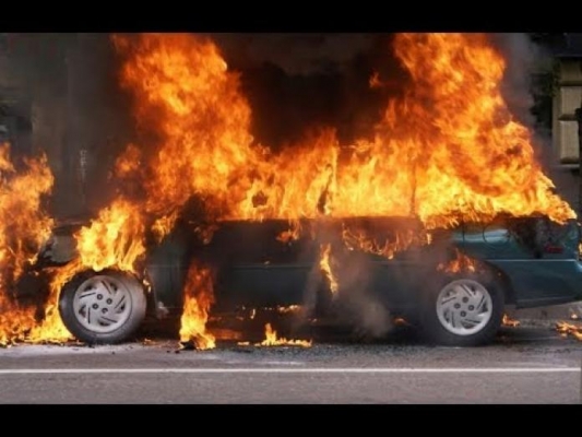 لأول مرة في العالم.. الدفاع المدني اللبناني يخمد حريقًا في سيارة بطريقة مبتكرة