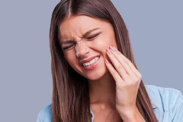 5 علاجات من مطبخك تخفف آلام الأسنان