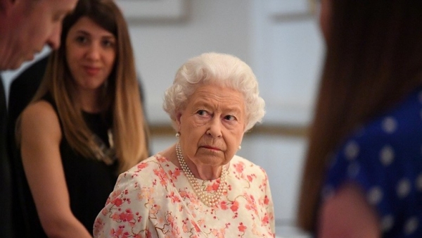 صحيفة بريطانية تكشف سر الحقيبة الغامضة التي ترافق الملكة في ترحالها