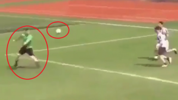 لاعب يسجل بالخطأ هدفا عابرا للقارات في شباك فريقه (فيديو)
