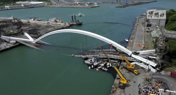 بالفيديو والصور... انهيار مروع لجسر فوق قوارب في تايوان