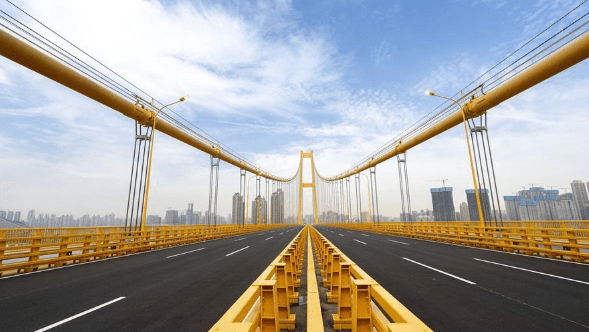 الصين تفتتح أطول جسر معلق من طابقين في العالم