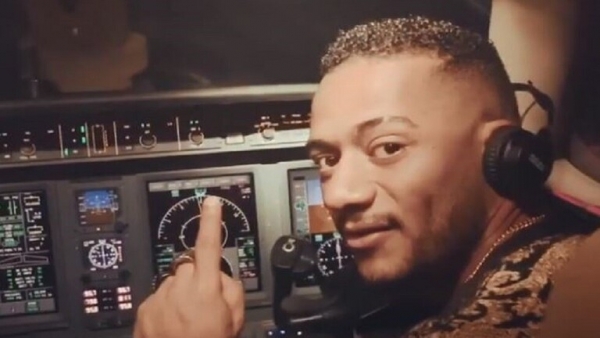 بالفيديو.. محمد رمضان يقود طائرة ركاب مدنية