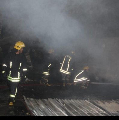 إخماد حريق  هنجر للإسفنج في الموقر ( صور )