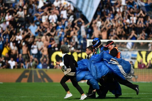 مظلي يحط في الملعب خلال مباراة إنتر (فيديو)